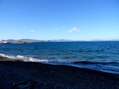 La plage de galets noirs à la sortie de la ville de Kos, î… 