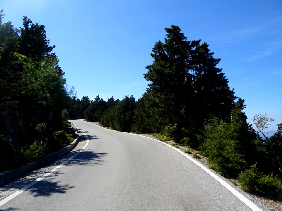 Route qui monte à Zia 