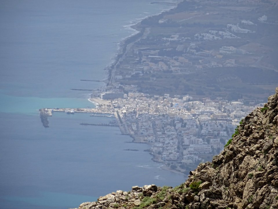 La ville balnéaire de Kardamena, vue depuis le Mont Dikeos… 