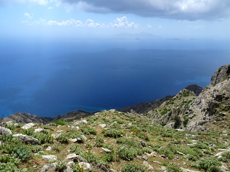 La mer, les iles grecques de Giali et Nysiros depuis le Mo… 