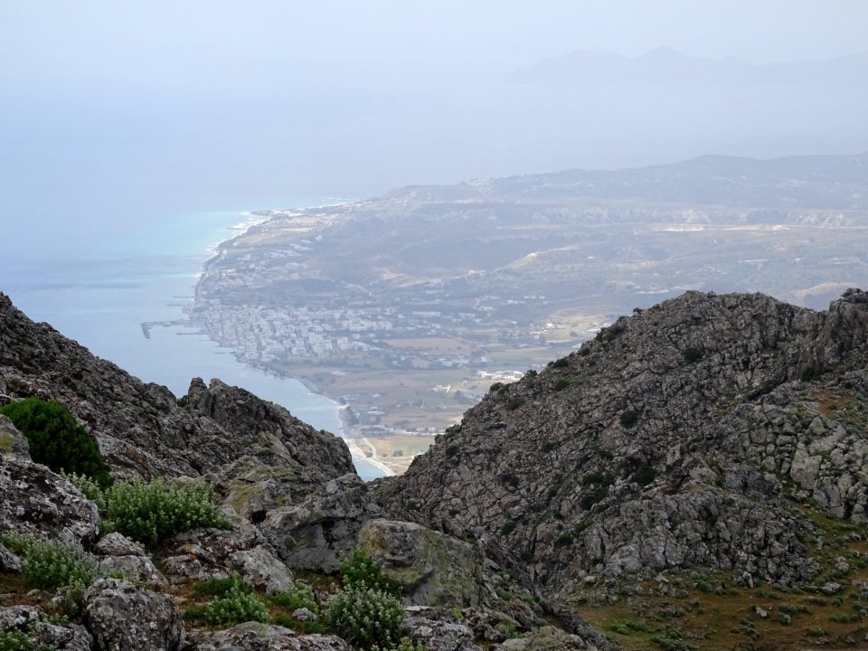 La ville balnéaire de Kardamena, vue depuis le mont Dikeos… 
