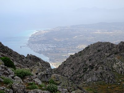 La ville balnéaire de Kardamena, vue depuis le mont Dikeos… 