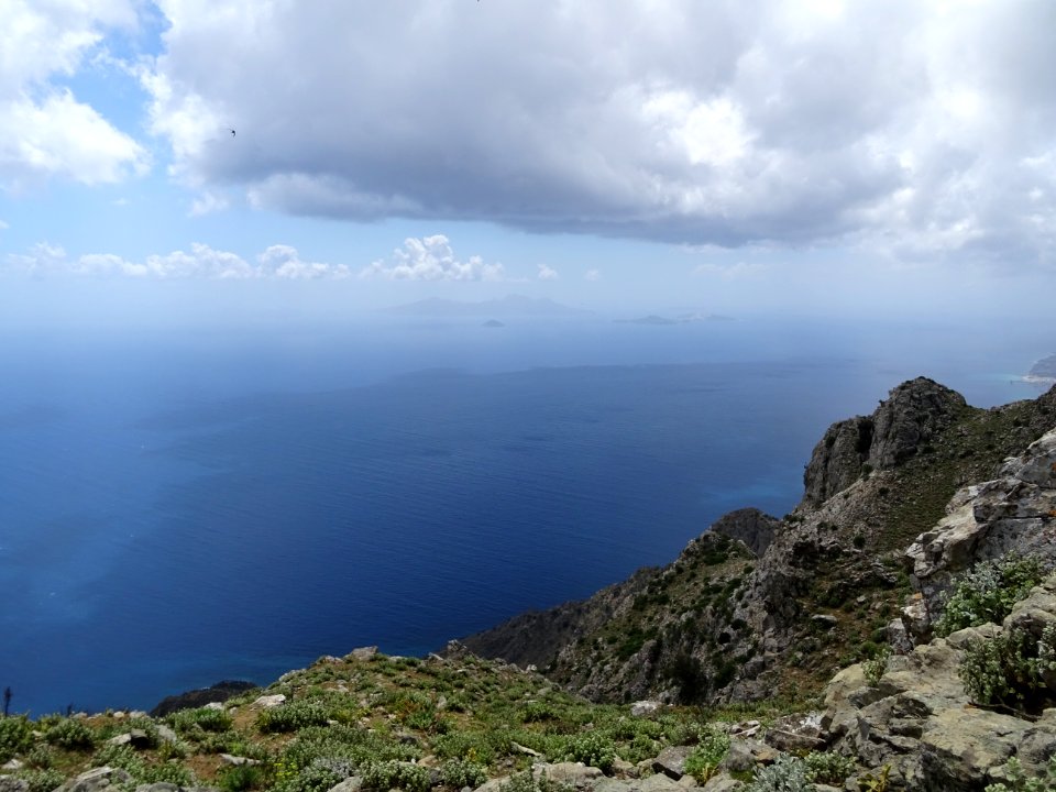 La mer, les iles grecques de Giali et Nysiros depuis le Mo… 