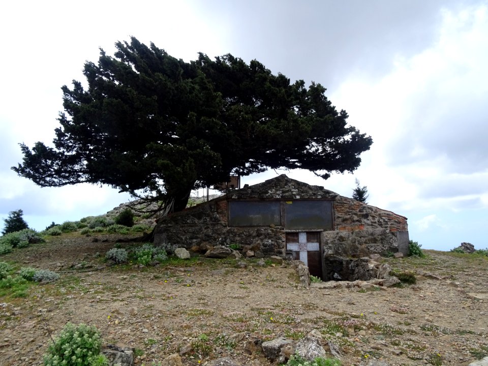 Refuge mi enterré sur le Mont Dikeos, au sommet de l'île… 