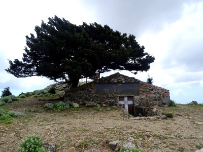 Refuge mi enterré sur le Mont Dikeos, au sommet de l'île… 