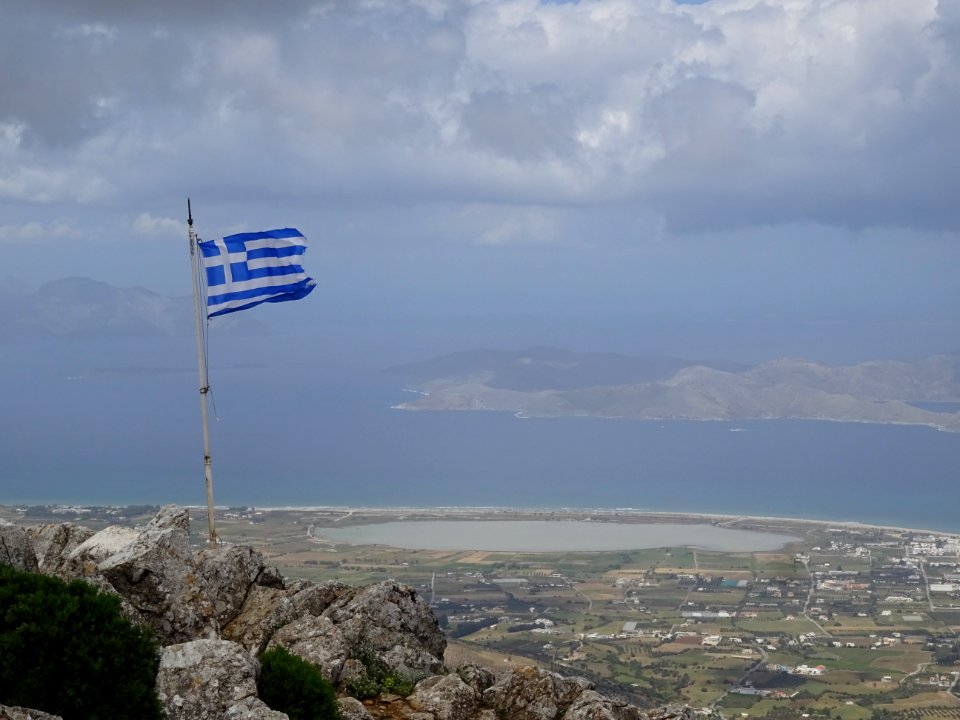 Drapeau grec et Aliki Tigaki, lac salé, île de Kos 