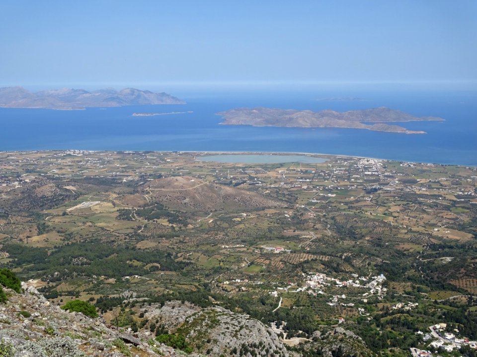 Depuis le mont Dikeos, vue vers le lac salé Aliki Tigaki… 