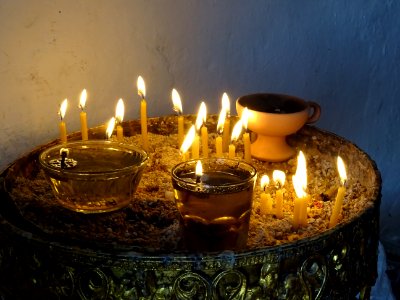 Bougies allumées le Vendredi Saint de Pâques dans la chape… 