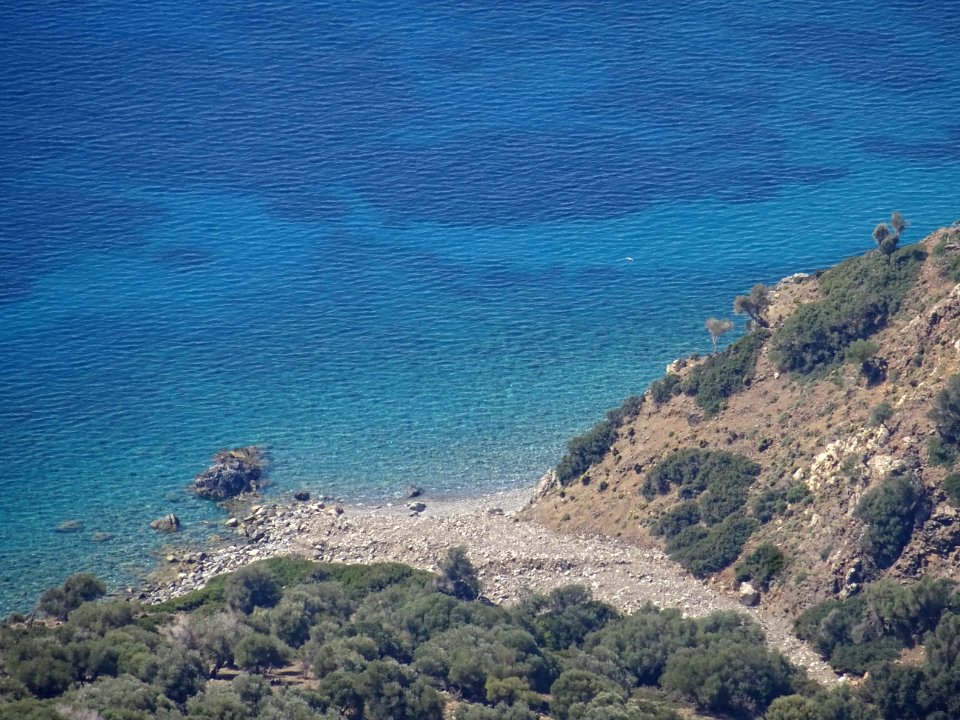 Une petite plage tranquille et la mer turquoise, vues depu… 