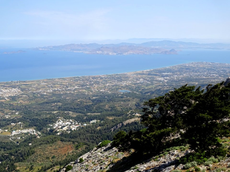 Vue globale, le village de Zipari, la réserve d'eau, la po… 