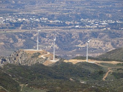 Trois éoliennes dans le vent 