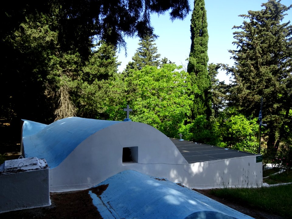 Petite chapelle semi-enterrée sur la route forestière en Z… 