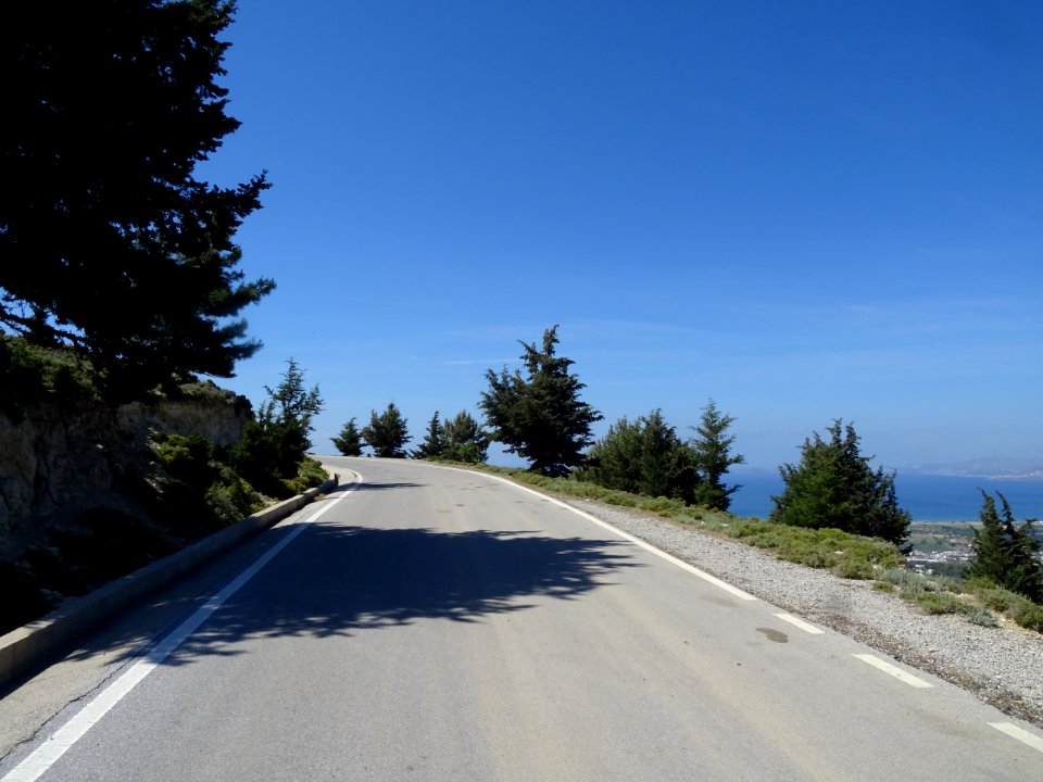 Les lacets de la route qui monte à Zia depuis Asclépiéion 