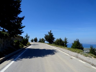 Les lacets de la route qui monte à Zia depuis Asclépiéion 