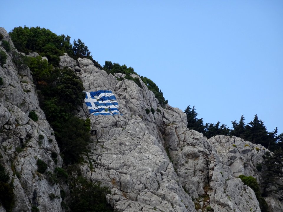 Drapeau grec peint sur la falaise 