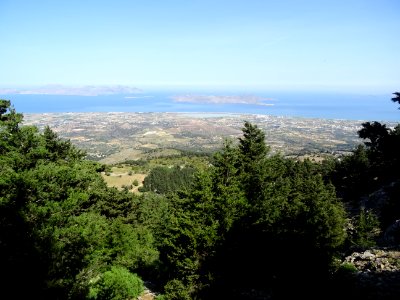 Vue vers le lac salé, le village de Tigaki, la mer et les … 