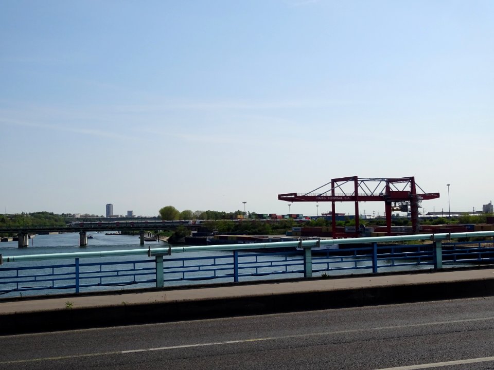 Grue portuaire du Paris Terminal, port du côté de Gennevil… 