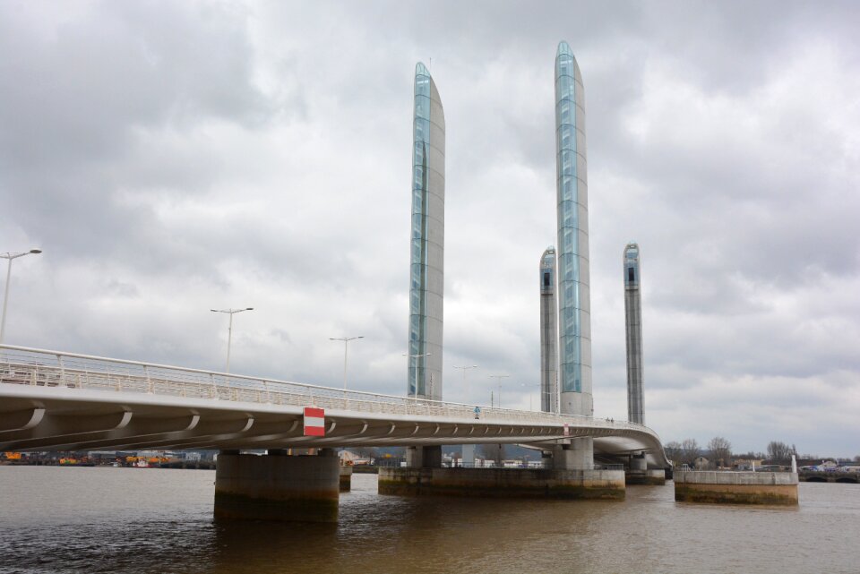 Garonne city architecture