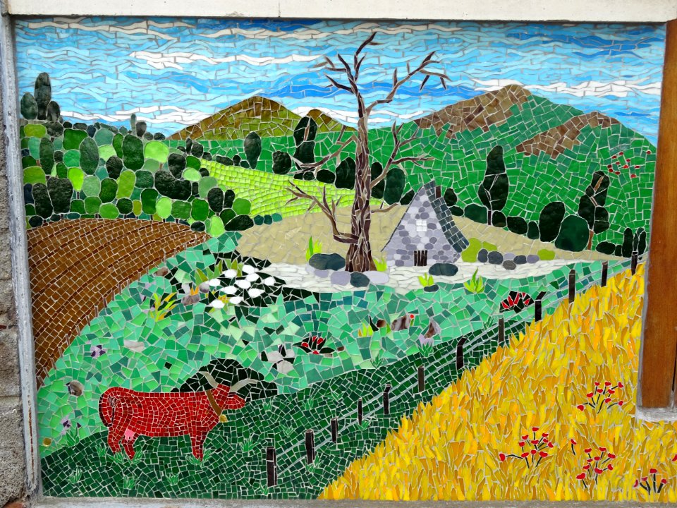 Une mosaïque sur la façade d'une maison à Freix-Anglards, … 