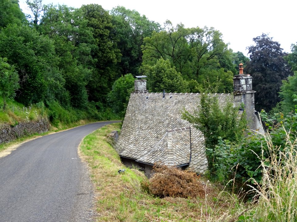 Toit en lauzes d'une maison vers Breisse, Cantal 