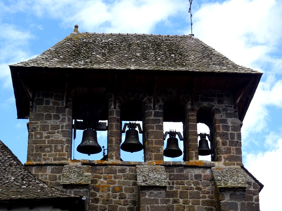 Clocher à peigne avec 4 cloches, église Saint Saturnin, à … 