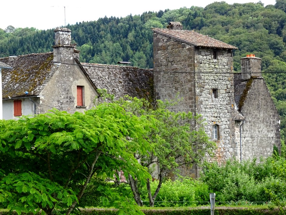 Corps de garde du Château de Saint-Chamant, Cantal 