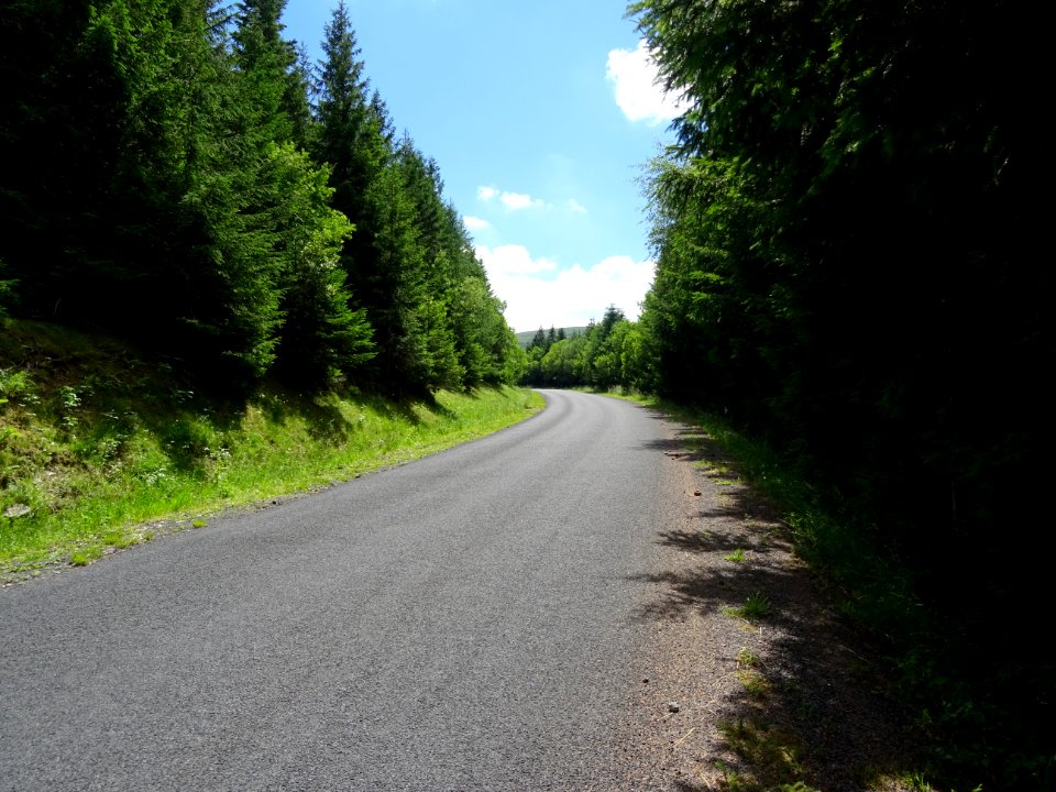 Route qui monte depuis Albepierre au col de Prat-de-Bouc, … 