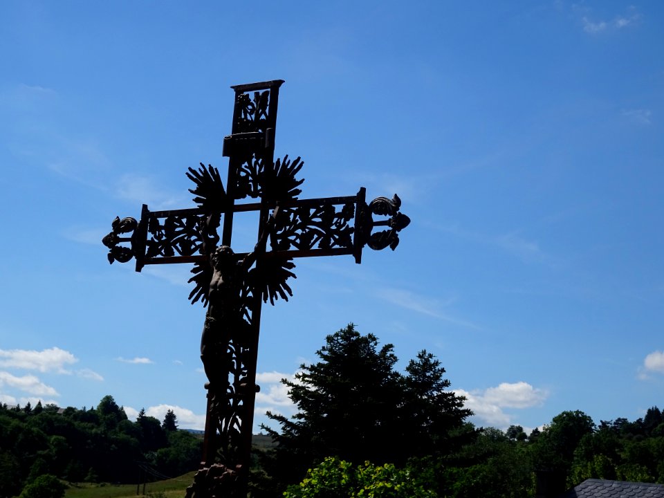 Croix et christ en fer forgé devant l'église St Germain d'… 