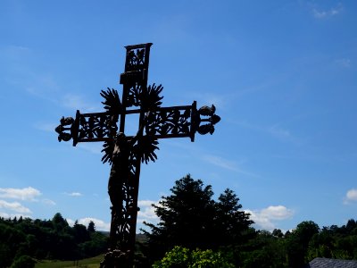 Croix et christ en fer forgé devant l'église St Germain d'… 
