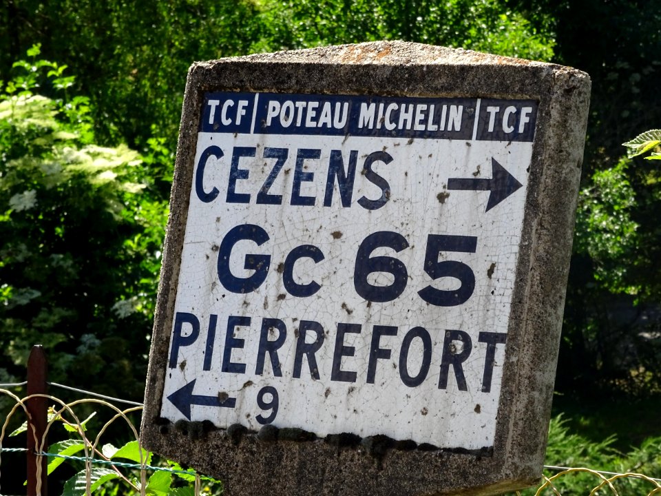 Ancien poteau Michelin, Cezens et Pierrefort, Cantal 