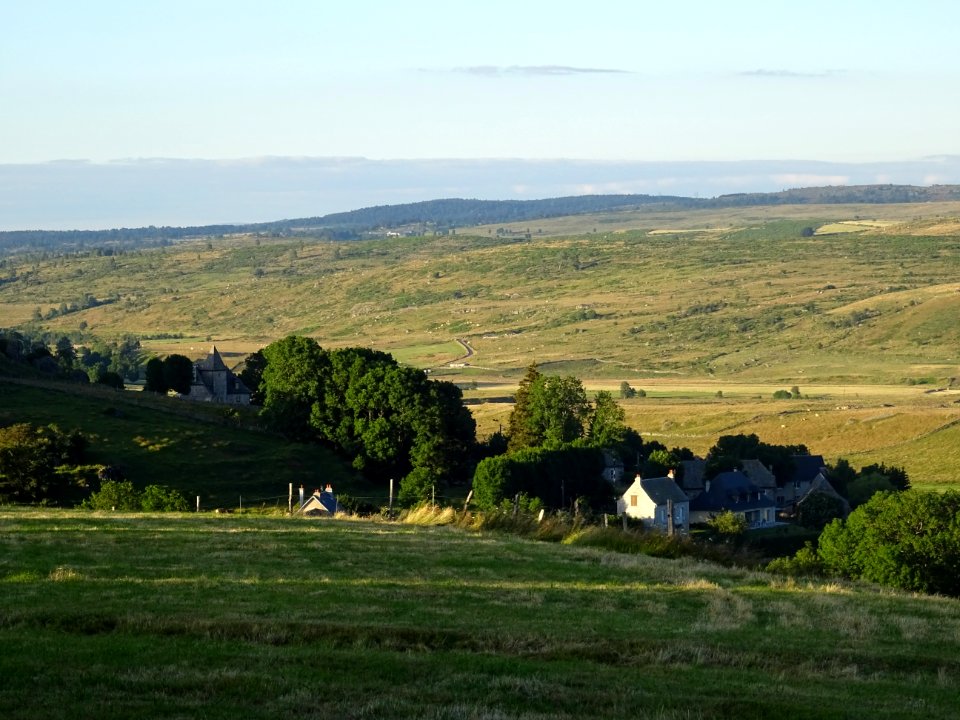 Vue vers Montfermier, tout au sud du Cantal 