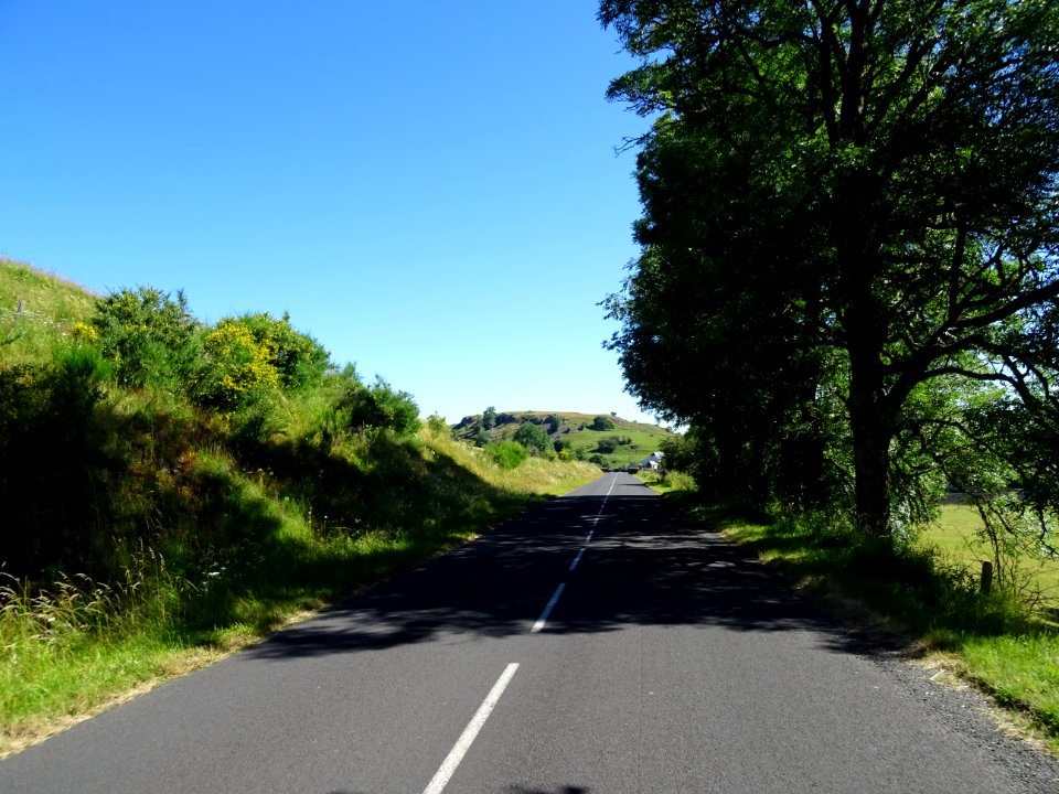 En quittant St-Urcize la route file au nord, Cantal 