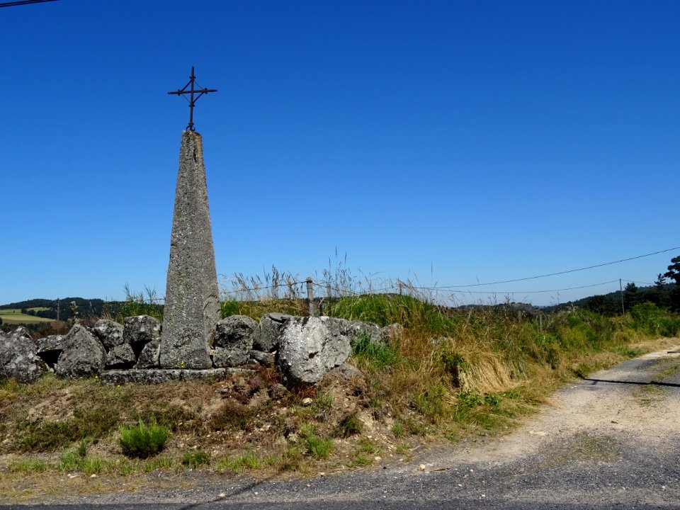Signal en granite surmontée d'une croix entre Fournels et … 
