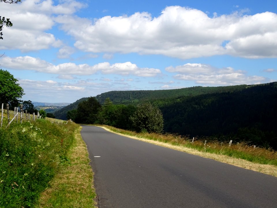 Route qui monte depuis Albepierre au col de Prat-de-Bouc, … 