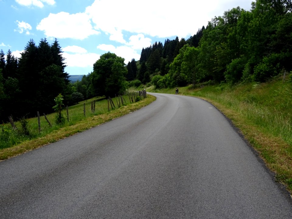 Route qui monte depuis Albepierre au col de Prat-de-Bouc, … 