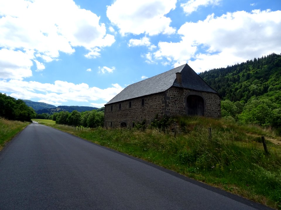 Route qui monte depuis Murat au col de Prat-de-Bouc, Canta… 