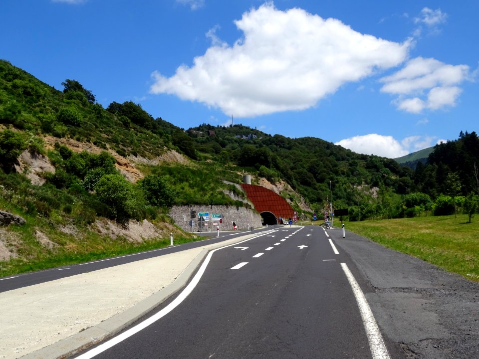 Entrée du tunnel du Lioran, interdit aux vélos 