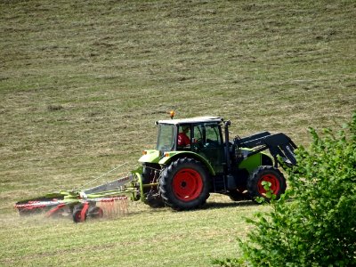 Travaux des champs au tracteur avec une faneuse pour retou… 