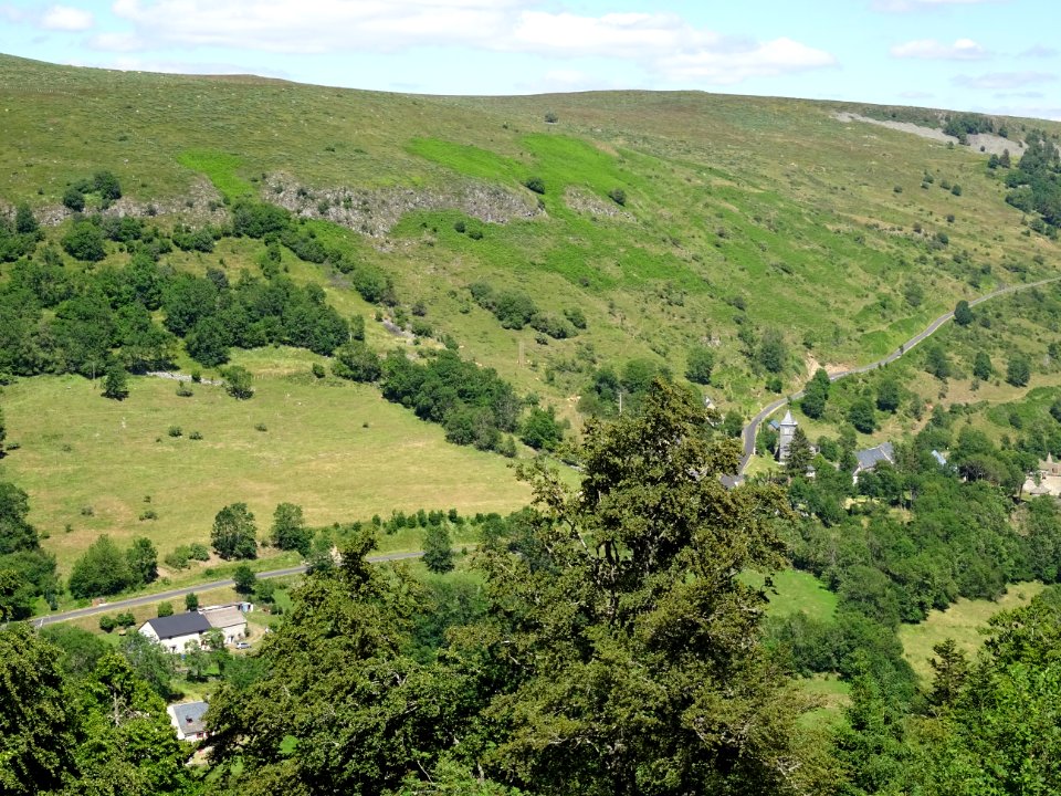 Vue vers La Combe et l'église de Belinay 