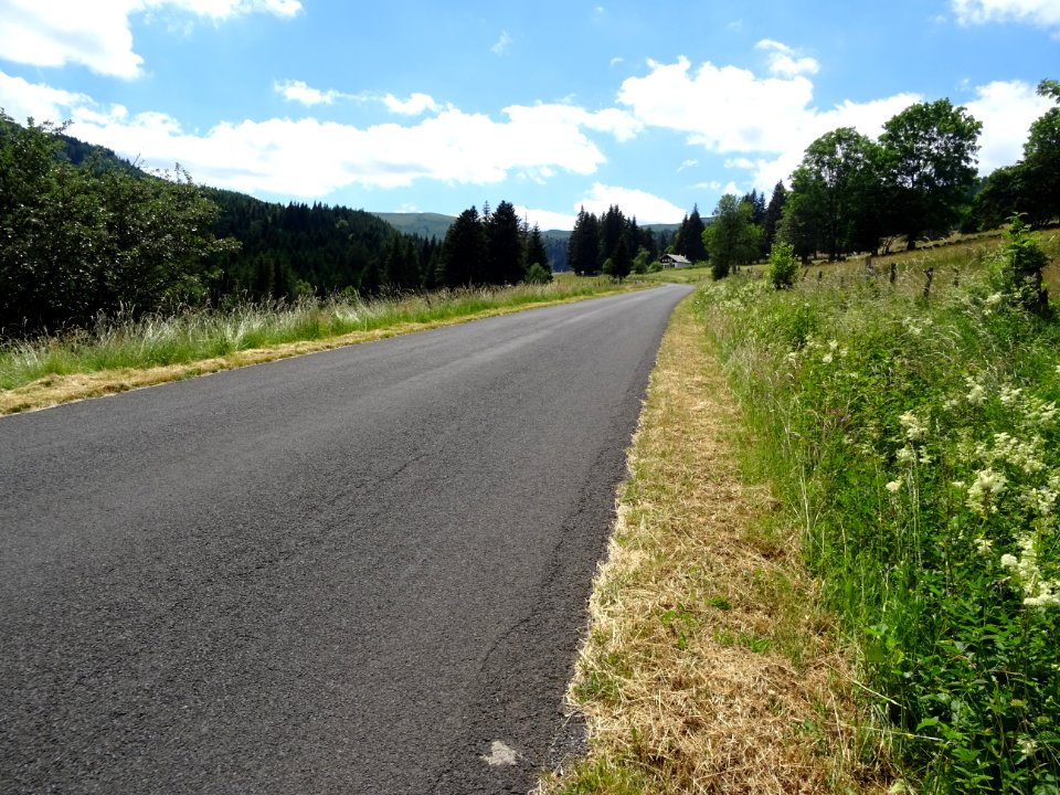 Route qui monte depuis Albepierre au col de Prat-de-Bouc, … 