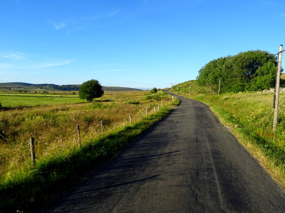 Petite route du bout du monde et lumière du soir féerique,… 