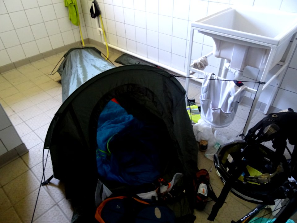Installé la tente et le duvet dans la buanderie du camping… 