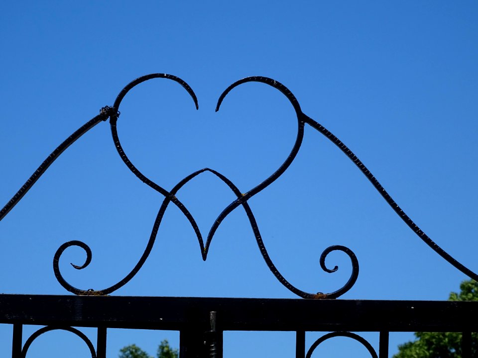 Un coeur sur le portail du cimetière d'Apchon, Cantal 