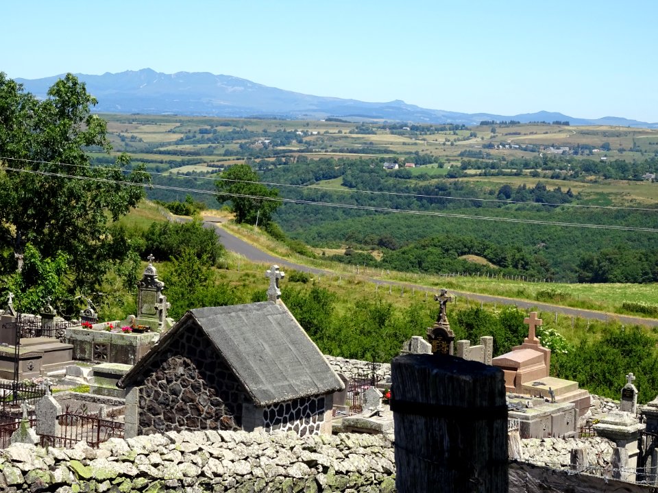 Le Puy de Sancy, vu depuis le cimetière d'Apchon, Cantal 