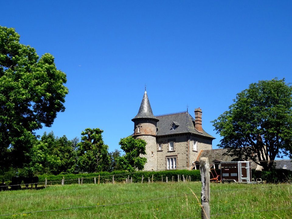 Maison à tour au toit pointu, les Mouleyres, Cantal 