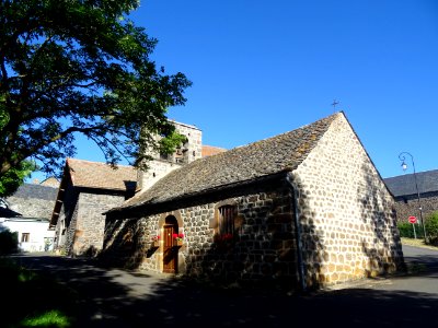 Chapelle avec un clocher à peigne à deux cloches, hameau d… photo