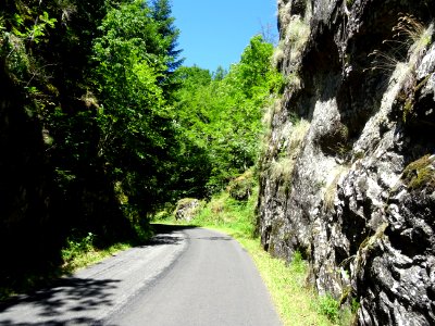 La route descend et suit les gorges de la Rhue 