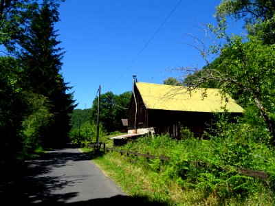 Une bicoque en bois à la sortie des gorges de la Rhue, Can… 