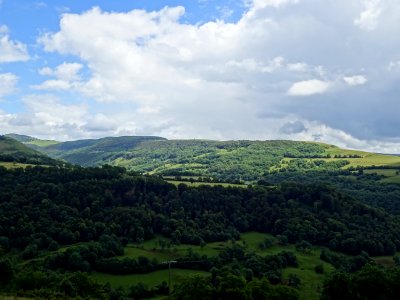 Vue depuis Salers sur le plateau de la Croix des Vachers, … 