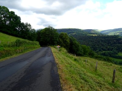 En quittant Salers, la route plonge vers St-Paul-de-Salers… 